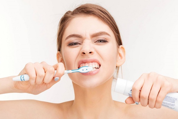 Đánh răng quá mạnh sẽ làm hỏng men răng, chảy máu răng