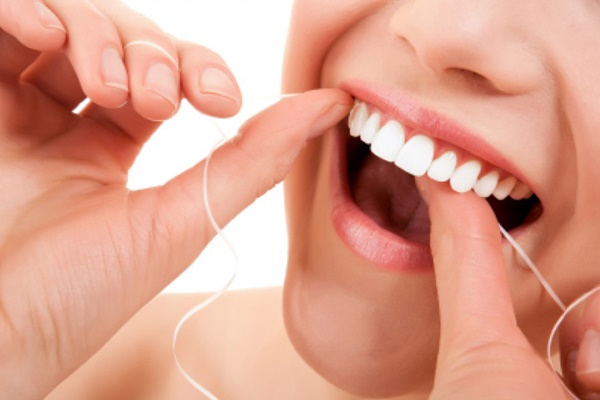 Dùng chỉ nha khoa là một trong những biện pháp chăm sóc sức khỏe răng miệng tuyệt vời