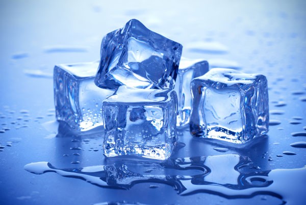 Cần hạn chế sử dụng đá lạnh vì có thể gây tổn thương đến răng