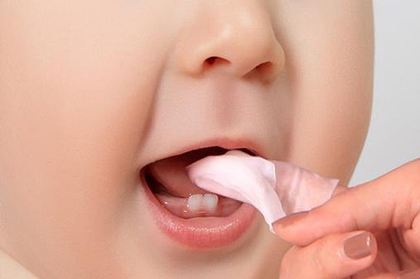 Vệ sinh răng miệng cho bé 1 tuổi rất quan trọng