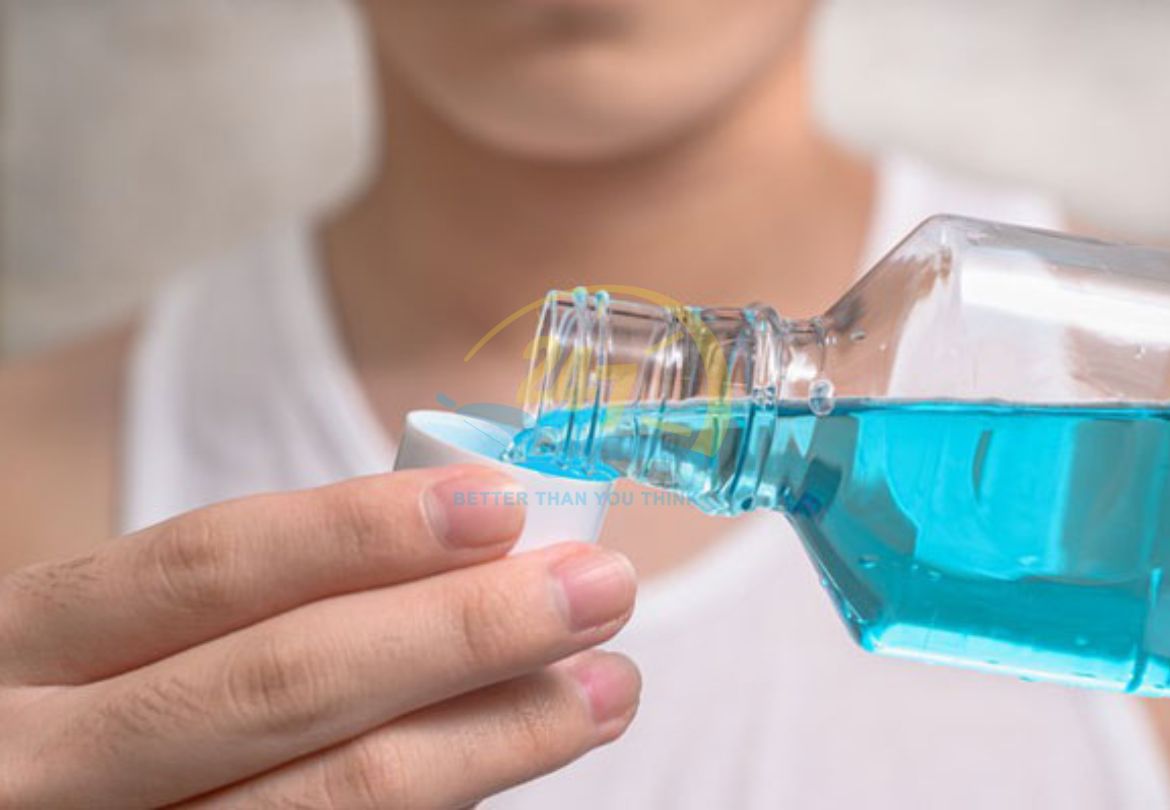 Súc miệng bằng nước chuyên dụng giúp phòng ngừa các vấn đề răng miệng hiệu quả